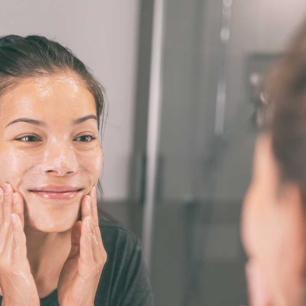 Wajah Berminyak: Seberapa Penting Double Cleansing?